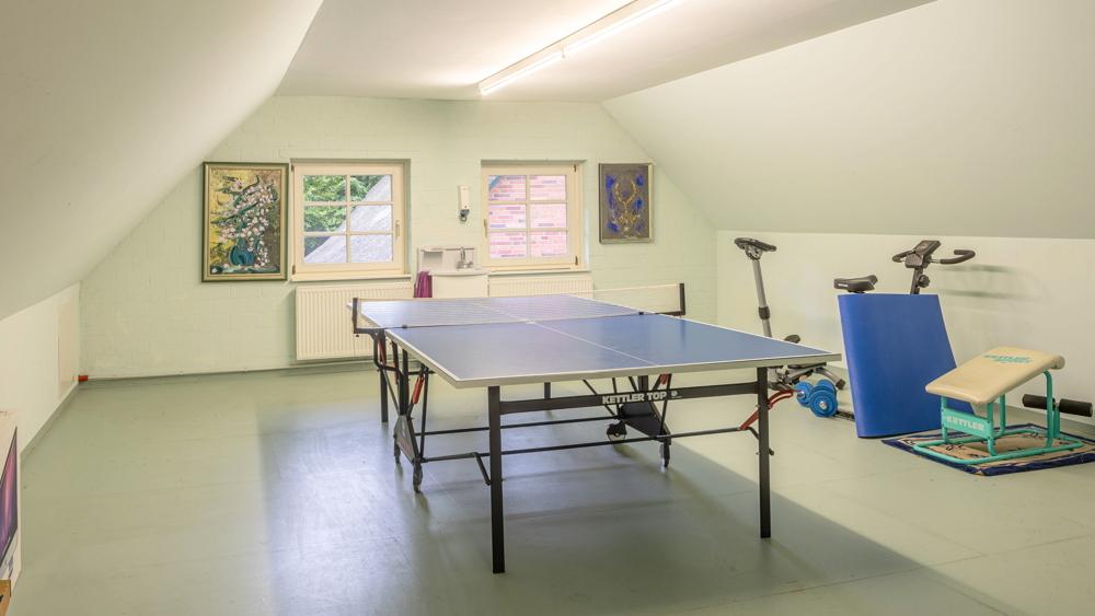 Hobbyraum mit Werkstatt oberhalb der Garage