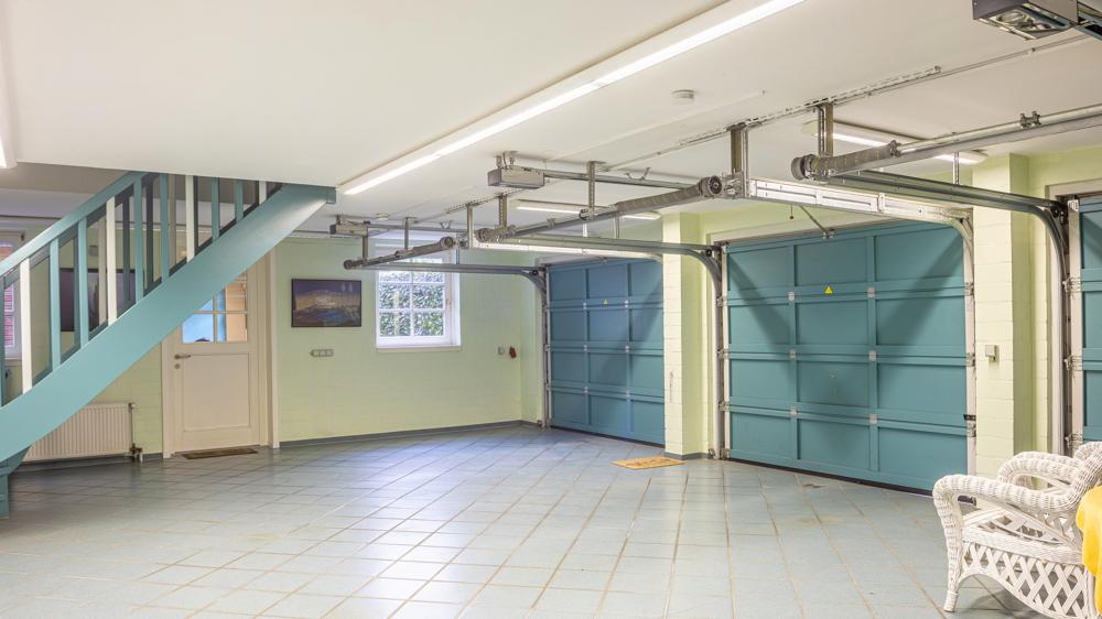 Innenbereich der Garage mit Treppe zum OG