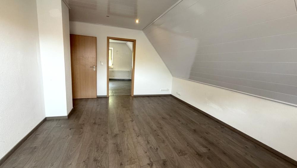 Charmante 2-Zimmer-Dachgeschosswohnung mit Carportstellplatz und Gemeinschaftskeller in Edewecht - Photo 4