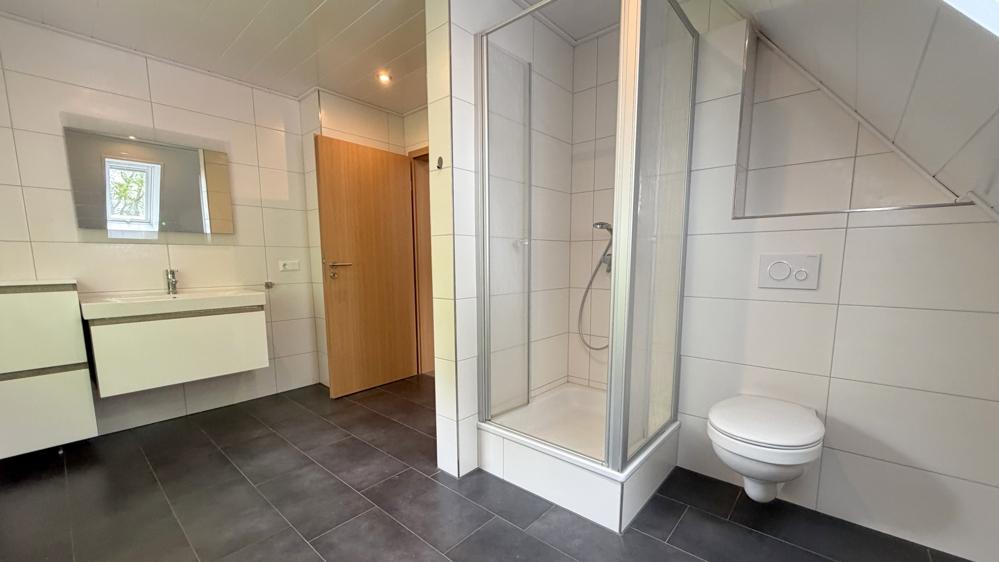 Charmante 2-Zimmer-Dachgeschosswohnung mit Carportstellplatz und Gemeinschaftskeller in Edewecht - Photo 2