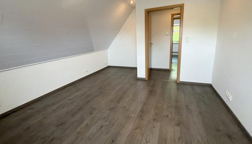Charmante 2-Zimmer-Dachgeschosswohnung mit Carportstellplatz und Gemeinschaftskeller in Edewecht - Photo 3