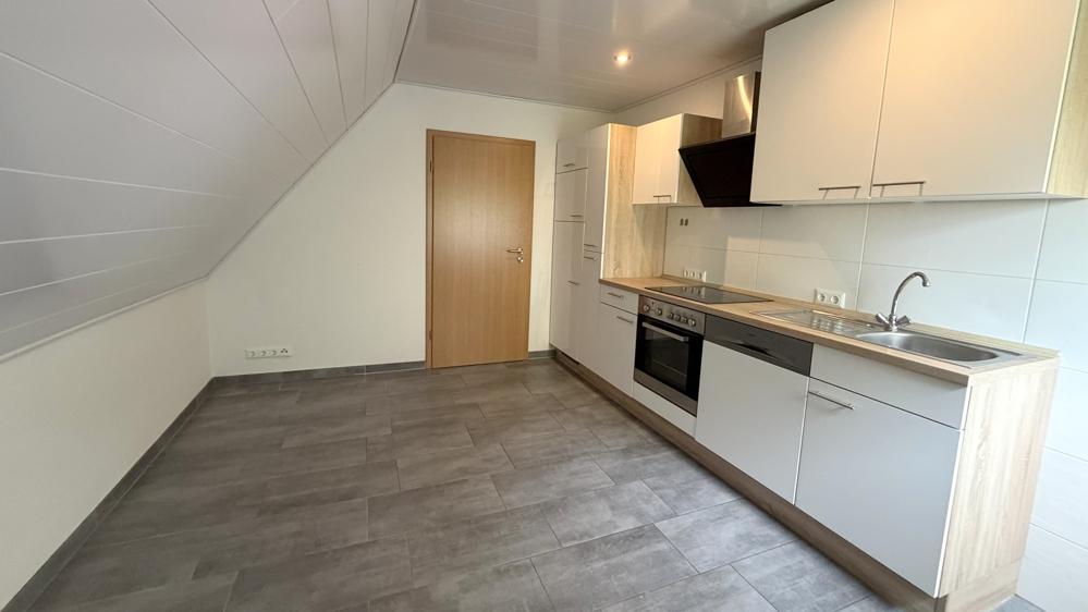 Charmante 2-Zimmer-Dachgeschosswohnung mit Carportstellplatz und Gemeinschaftskeller in Edewecht - Photo 1
