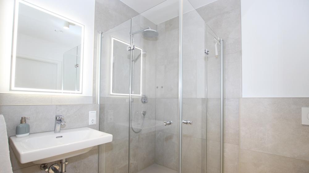 Exklusives Wohnen in einer 2-Zimmer-Penthouse-Wohnung mit Dachterrasse und Stellplatz inkl. EBK - Photo 4