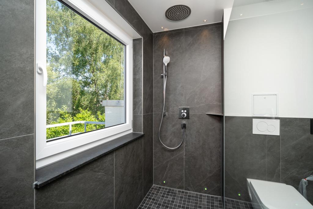 Bodentiefe Dusche mit LED Beleuchtung