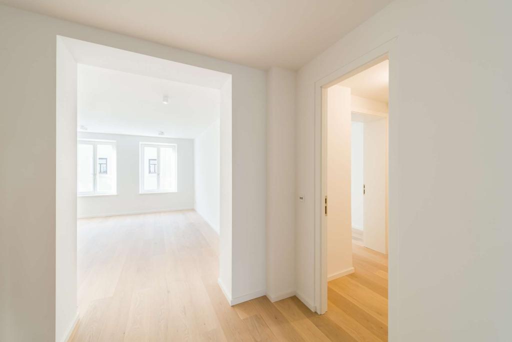 Blick vom Flur ins Wohnzimmer und in die Ankleide