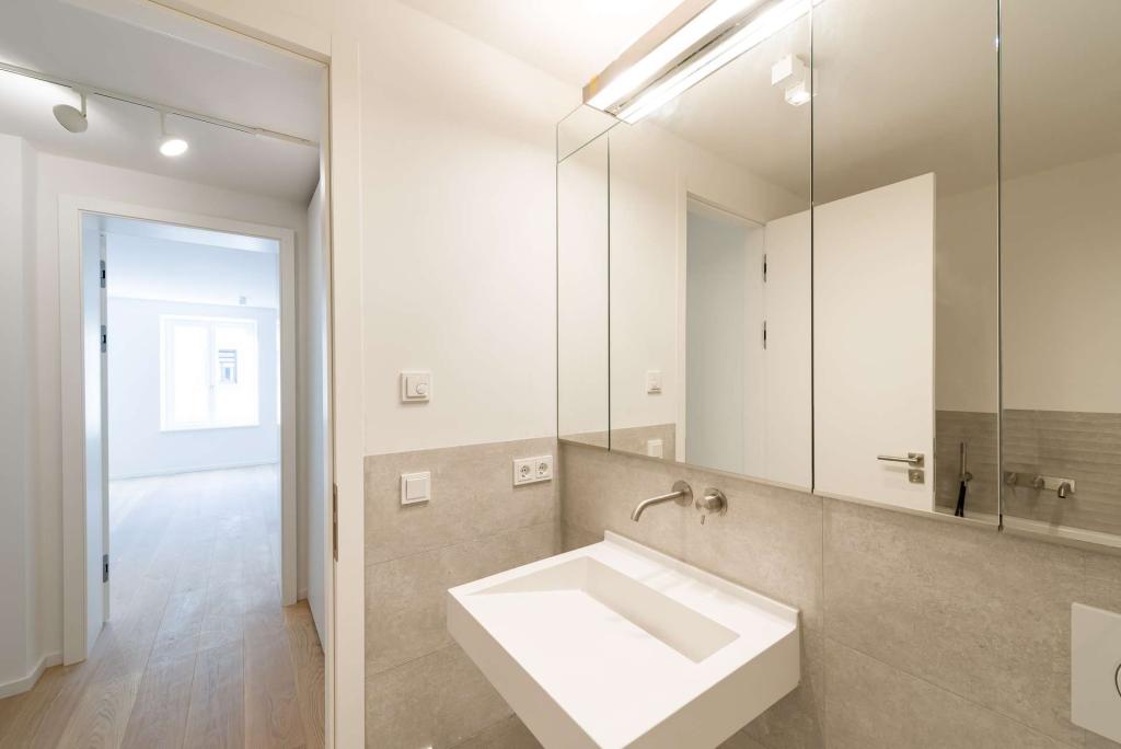 Zweites Badezimmer mit Wanne
