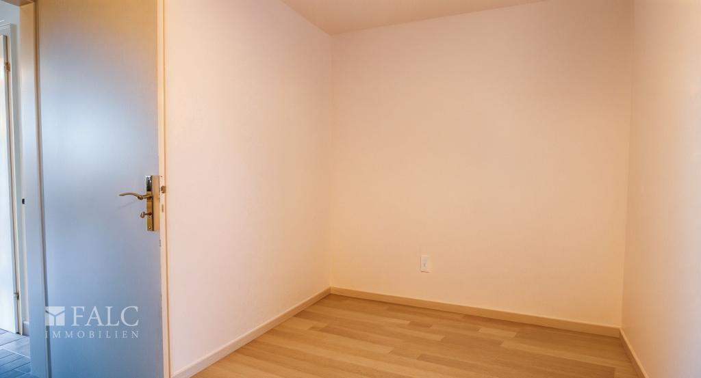 Schlafzimmer - Wohnzimmer, Leer (unmöbliert) - (KI generiert)