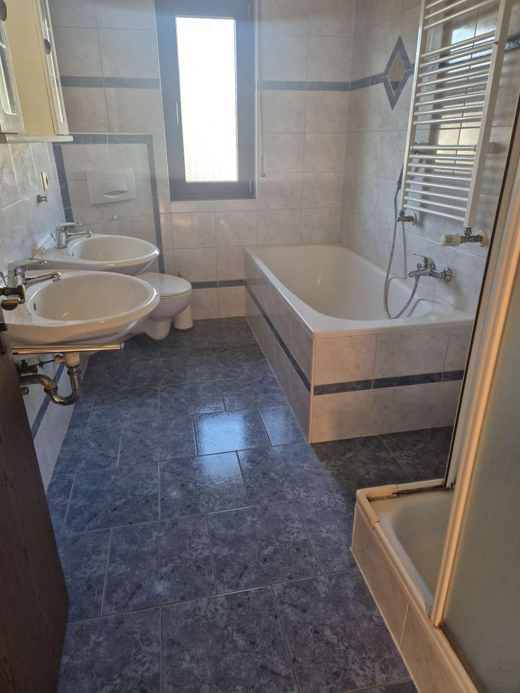 Bad mit Dusche und Wanne hinten