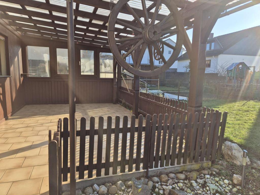 Terrasse mit Blick in den Garten hinten