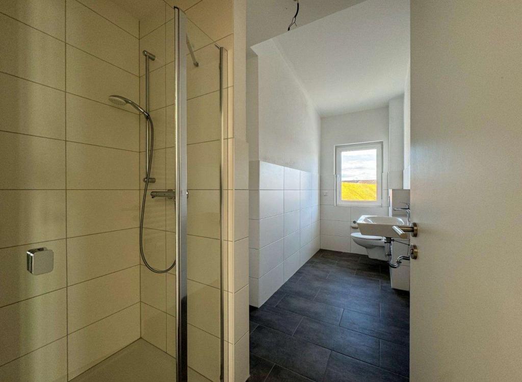 Geräumige Dachgeschosswohnung mit Balkon - Photo 2