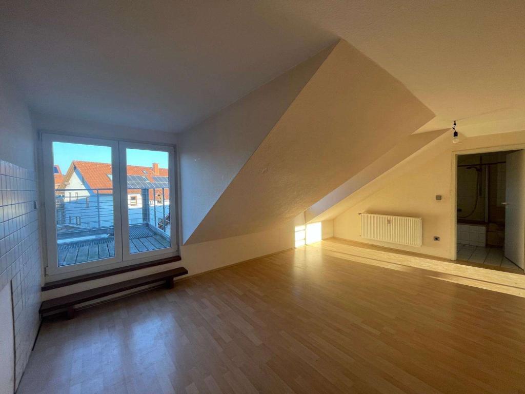 Küche/Essbereich mit Zugang zum Balkon