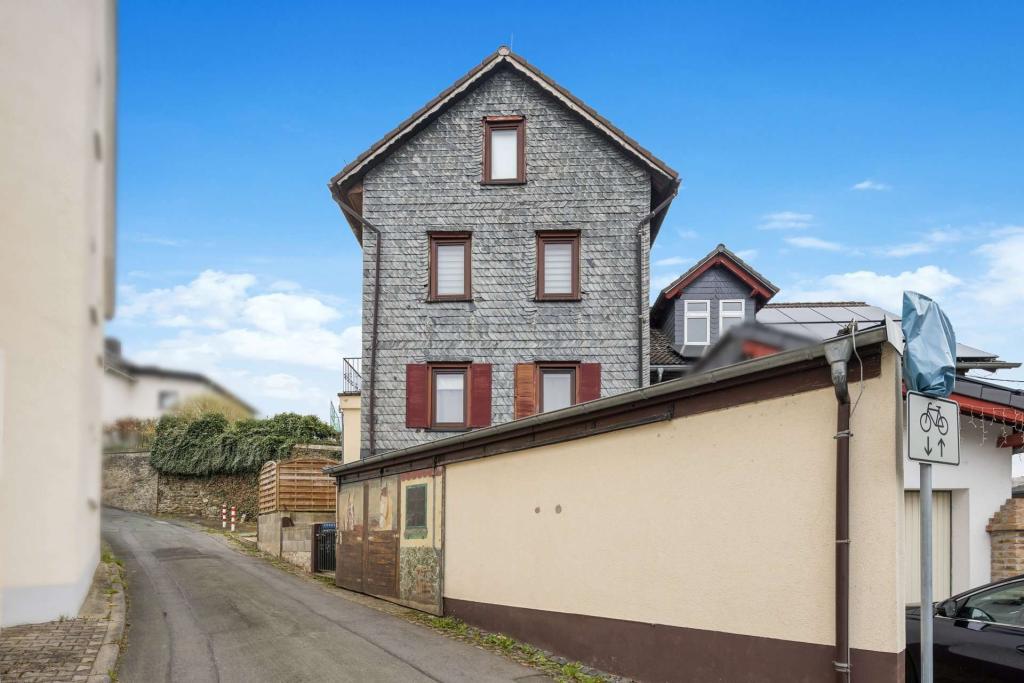 Seitenansicht mit Garage