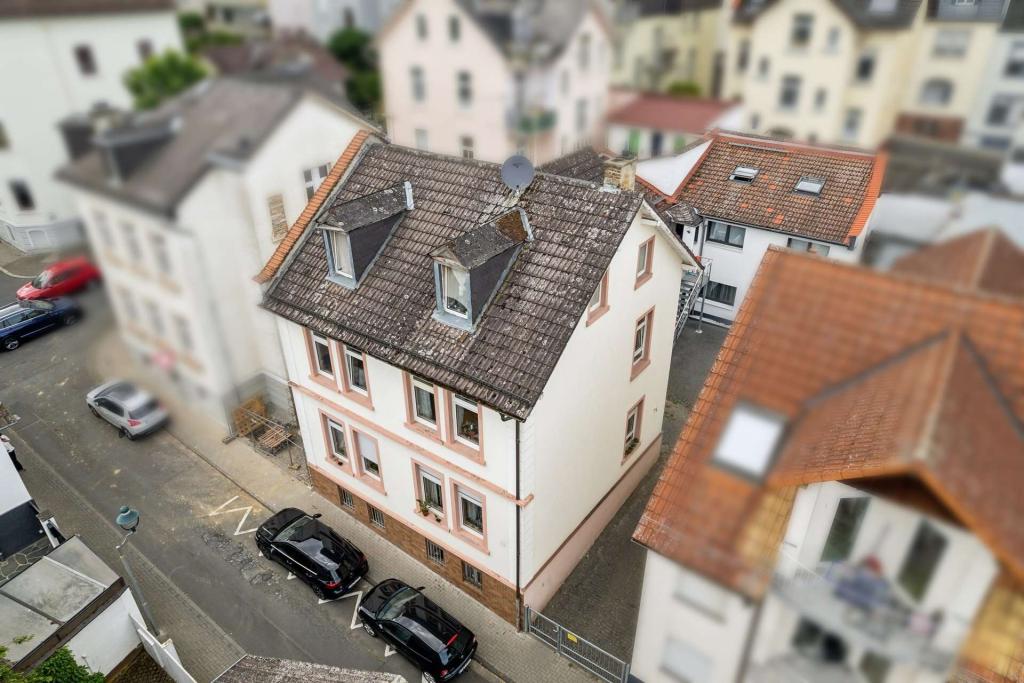 Ansicht seitlich rechts mit Zufahrt