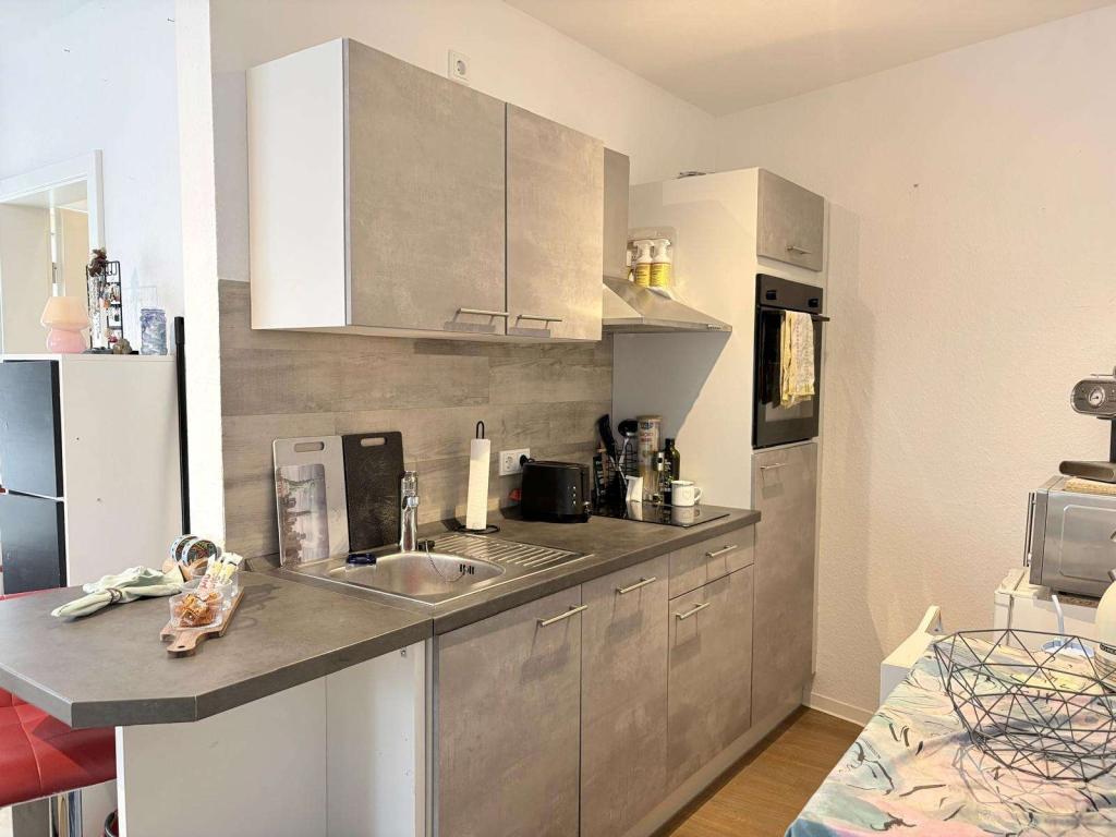 Gepflegtes 1-Zimmer-Apartment mit offenem Wohnkonzept und Einbauküche - Foto 4