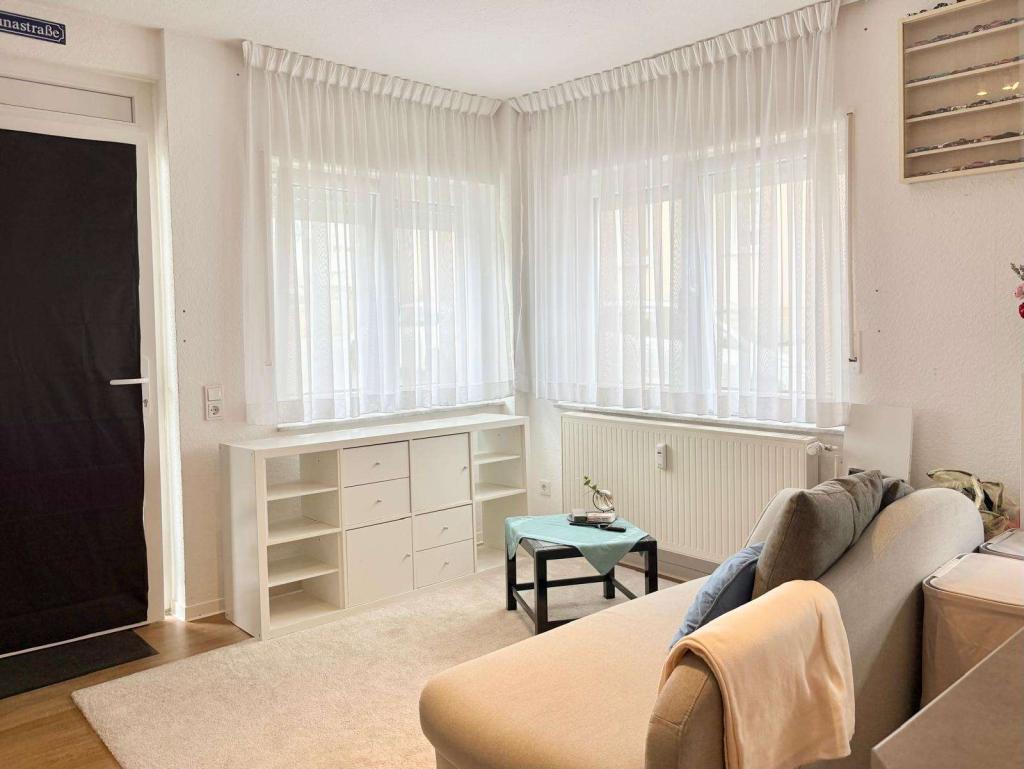 Gepflegtes 1-Zimmer-Apartment mit offenem Wohnkonzept und Einbauküche - Foto 2