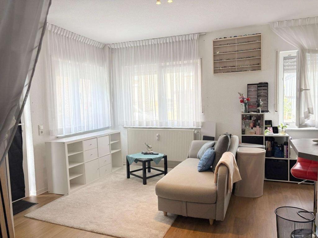 Gepflegtes 1-Zimmer-Apartment mit offenem Wohnkonzept und Einbauküche - Foto 1