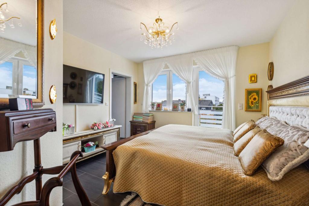 Schlafzimmer mit Zugang zur Ankleide