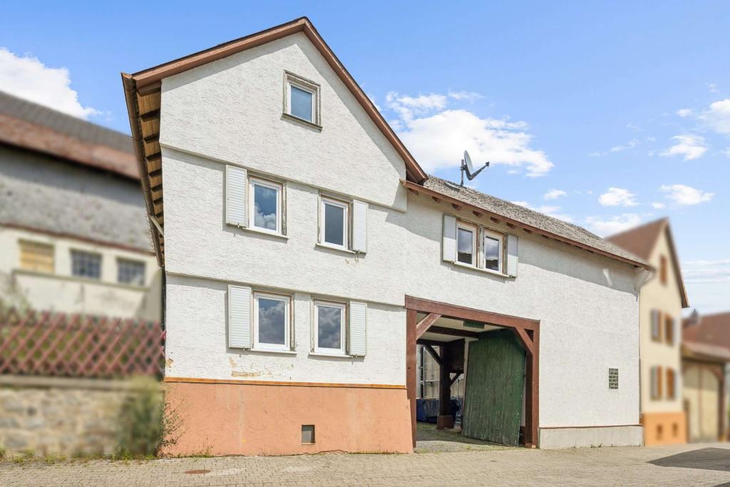 Straßenansicht Haus mit Toreinfahrt