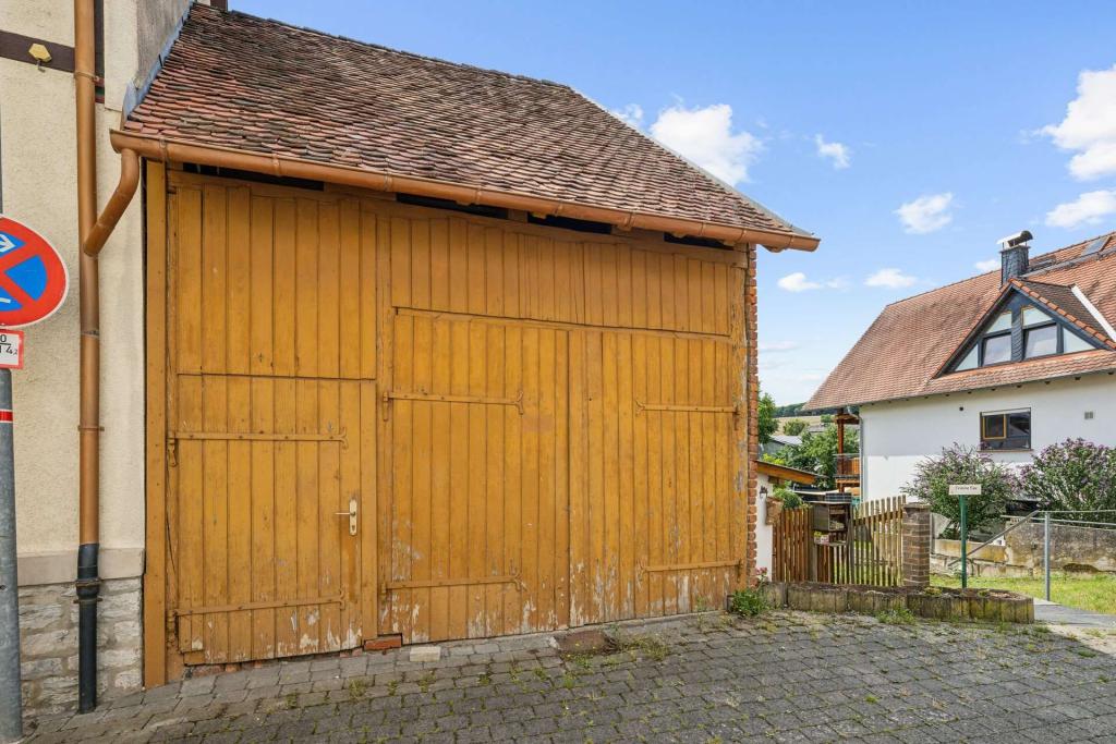 Scheune auf gegenüberliegender Strassenseite  