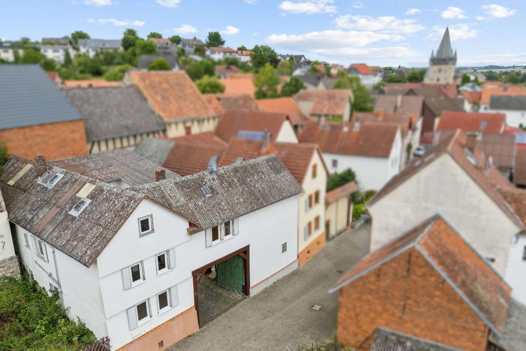 Luftbild der gesamten Strassenfront 