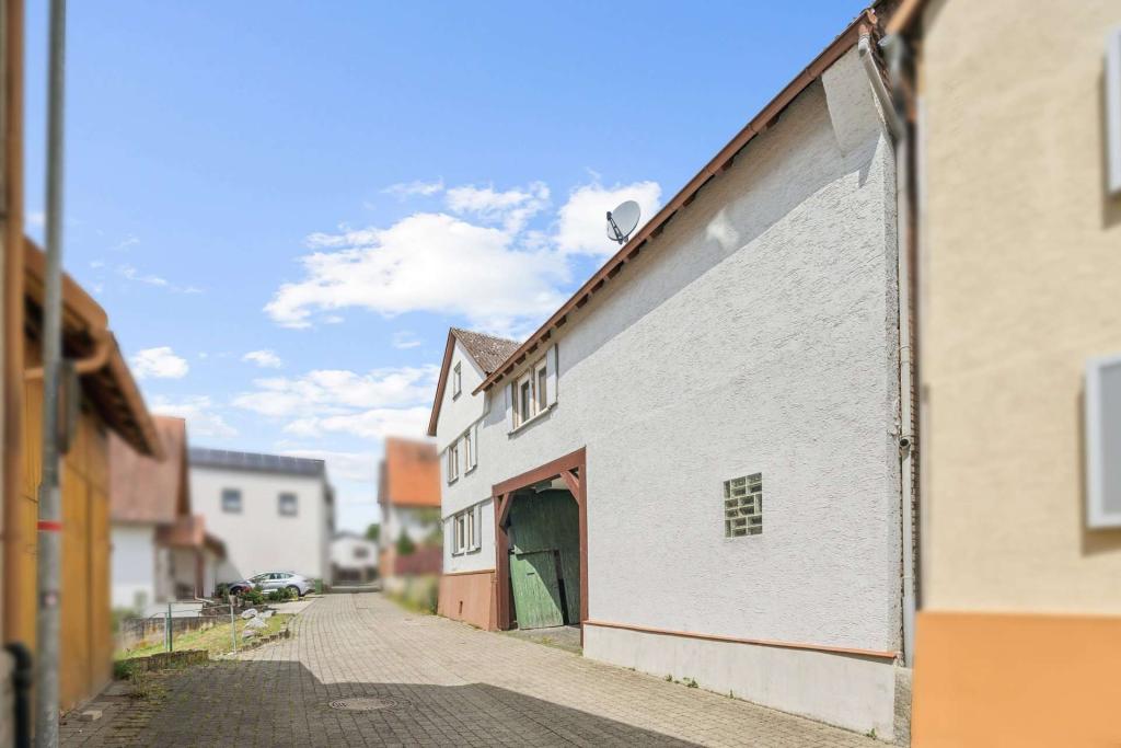 Hausflucht mit Bezug zur Strasse