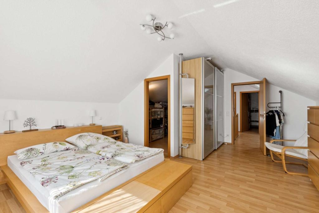 Schlafzimmer mit Ankleide DG