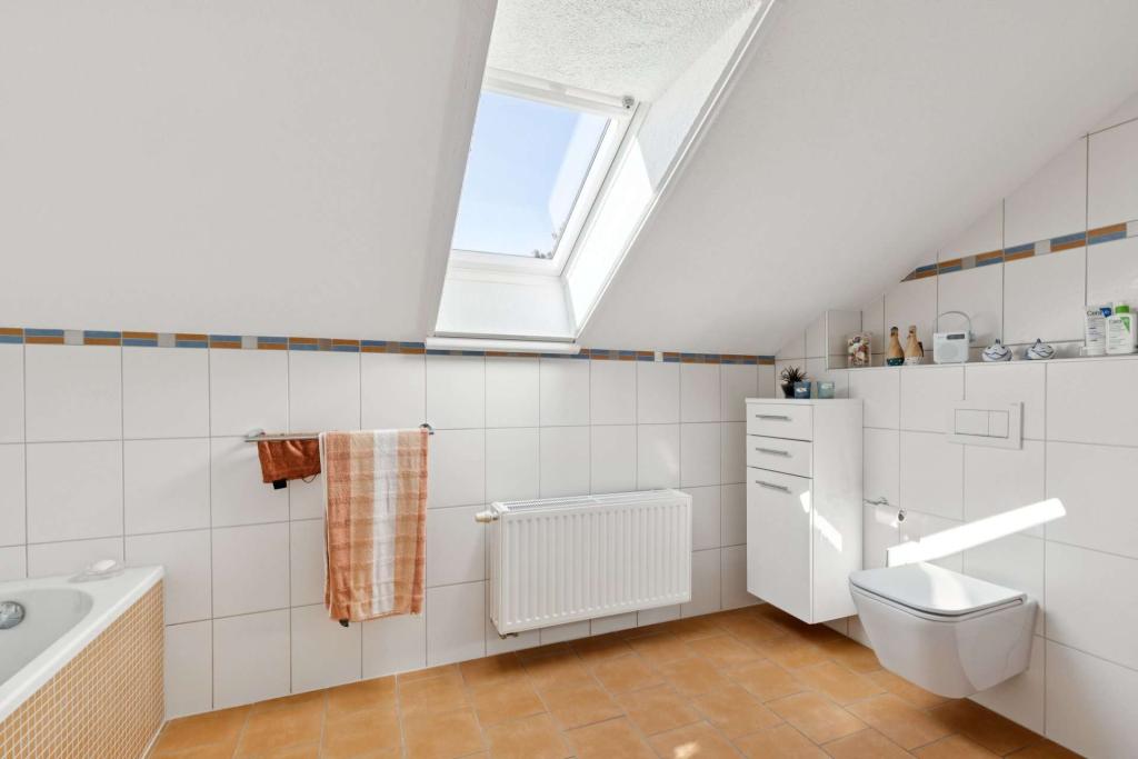 Bad mit Wanne DG