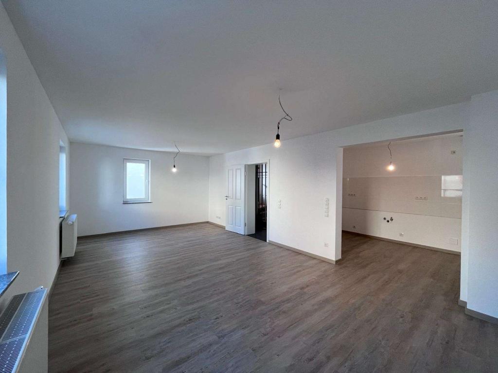 Frisch saniertes Einfamilienhaus mit großzügiger Dachterrasse in Bad Nauheim-Steinfurth - Foto 2