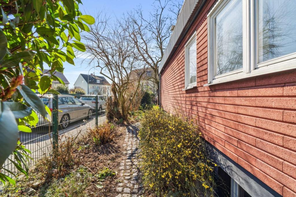 Weg ums Haus