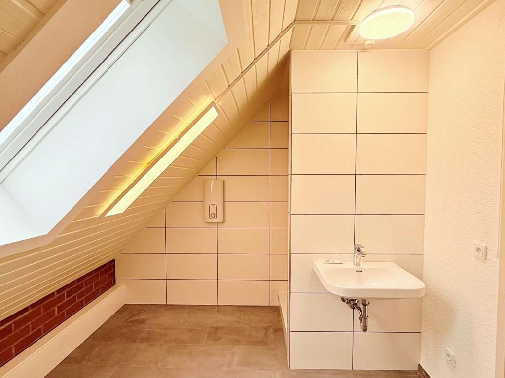 Gemütliche 3-Zimmer-Dachgeschosswohnung mit Blick ins Grüne in Homberg (Ohm) – Erbenhausen - Foto 1