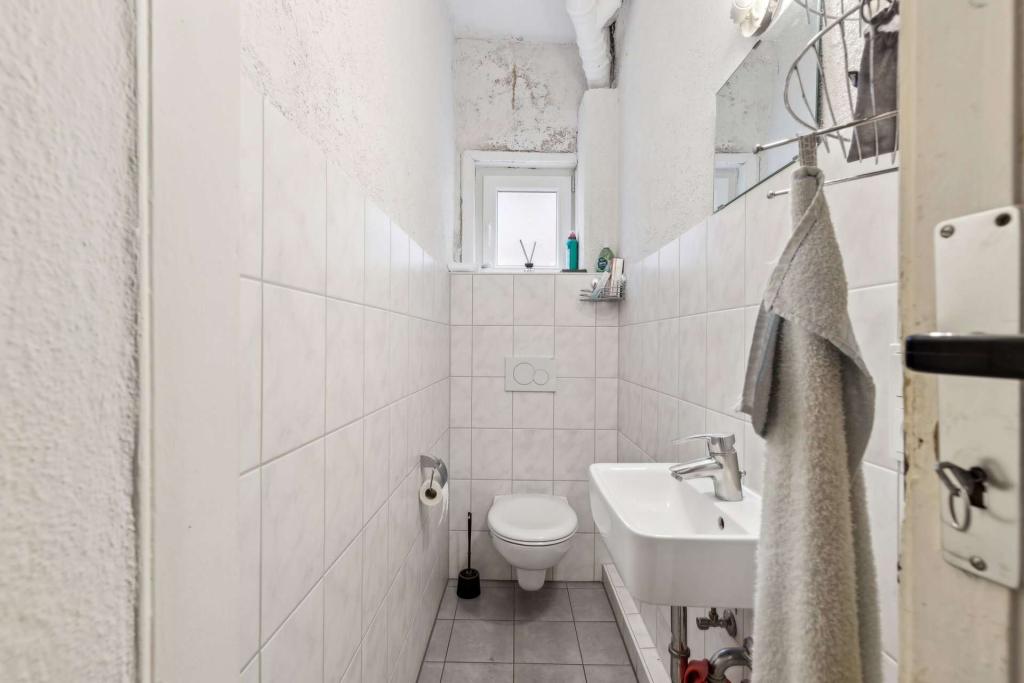 1. OG (links) Gäste-WC