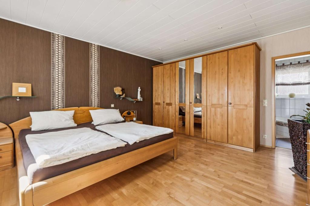 Schlafzimmer 2 OG.