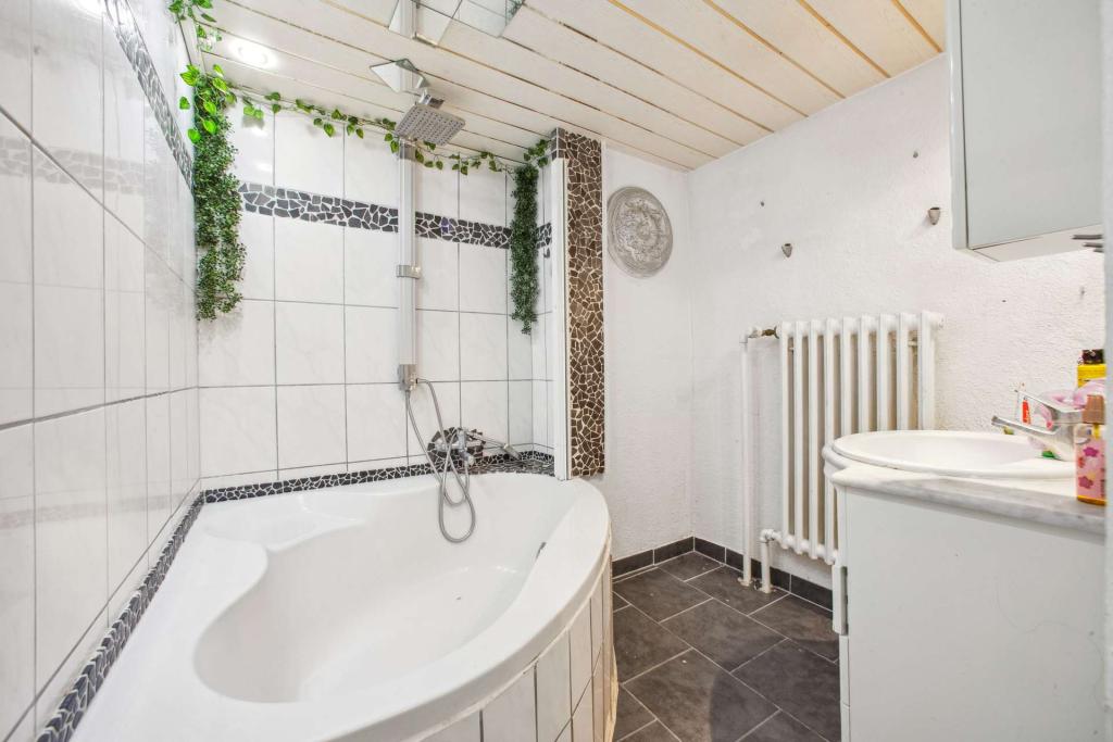 Immobilie in Reiskirchen - Attraktive Kapitalanlage oder neues Zuhause - vielseitiges Einfamilienhaus in Reiskirchen - Bild 2