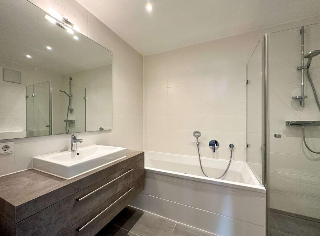 Charmante Erdgeschosswohnung mit Garten und Tiefgaragenstellplatz im Herzen von Friedberg - Foto 3