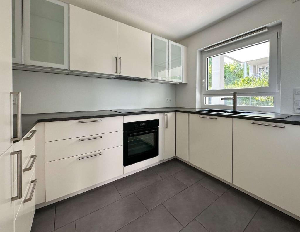 Charmante Erdgeschosswohnung mit Garten und Tiefgaragenstellplatz im Herzen von Friedberg - Foto 2