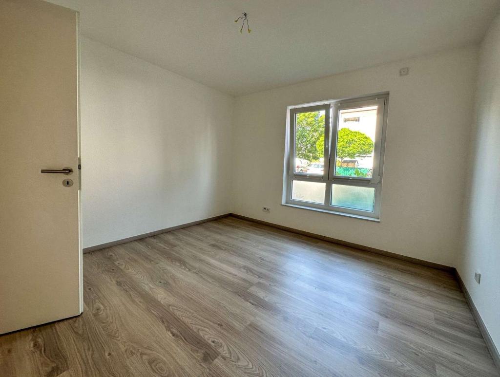 Charmante Erdgeschosswohnung mit Garten und Tiefgaragenstellplatz im Herzen von Friedberg - Foto 1