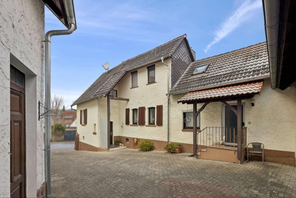 Immobilie in Ober-Mörlen - Für Individualisten: Wohnhaus mit historischem Charme und großem Garten in Langenhain-Ziegenberg - Bild 1