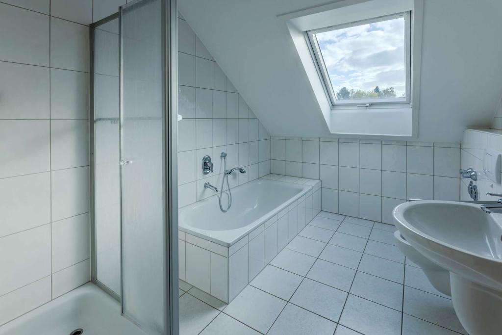 Single oder Paare gesucht - großzügige 3-Zimmer-Dachgeschosswohnung in ruhiger Wohnlage - Foto 2