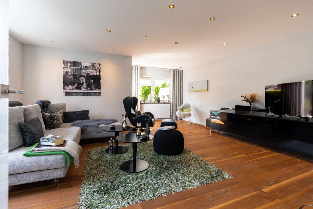 Wohnzimmer mit Zugang zur Terrasse