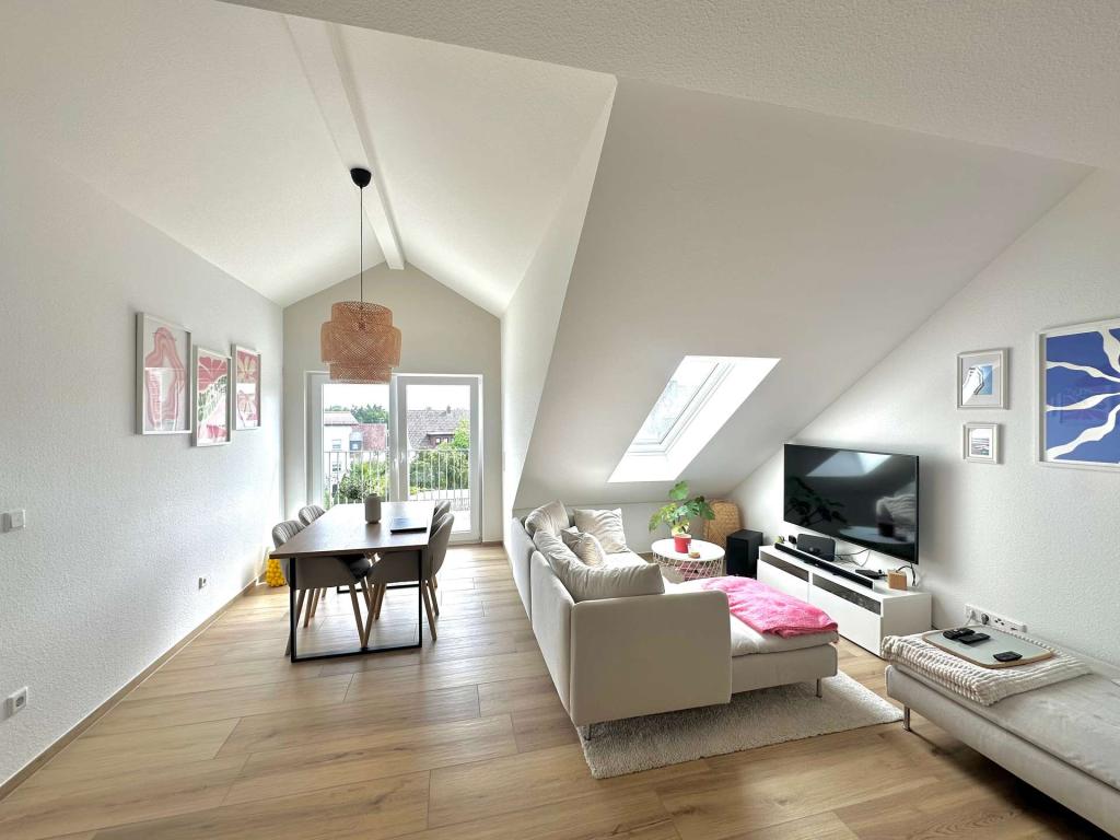Stilvolle 3-Zimmer-Dachgeschosswohnung in Gießen-Lützellinden - Photo 1