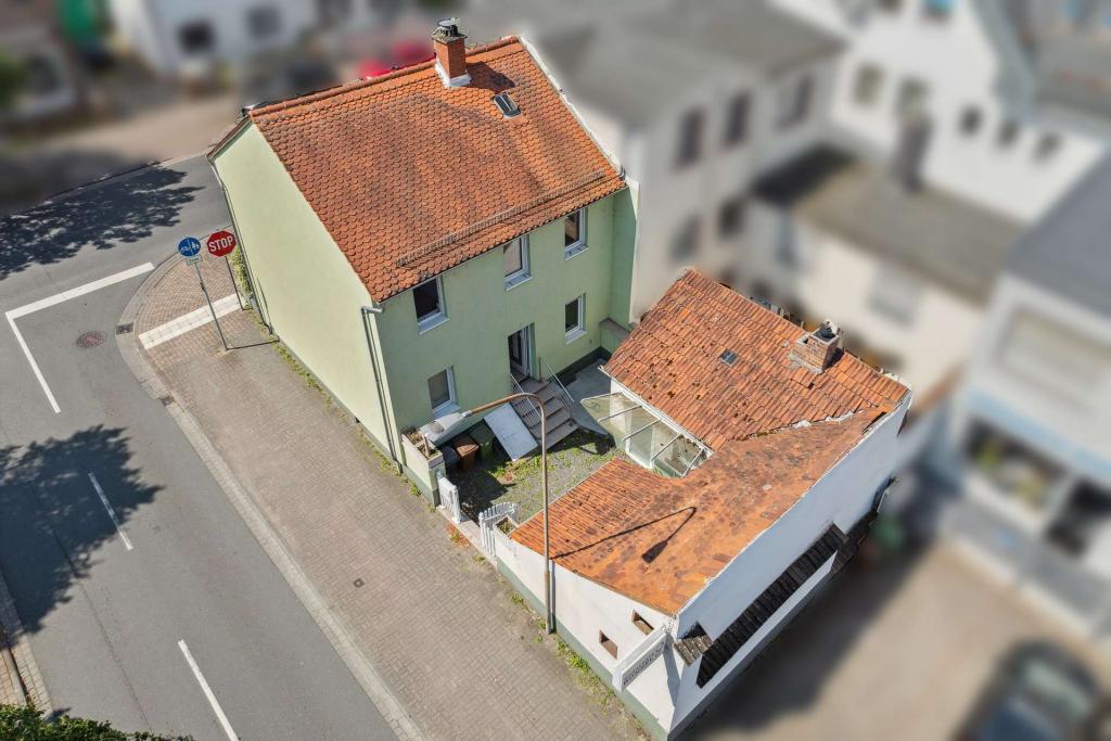 Haus mit Hof und Nebengebäude