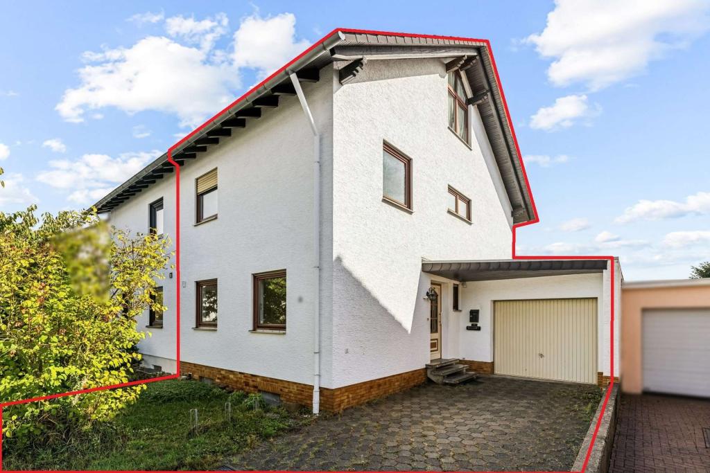 überdachter Hauseingang mit Garagenzufahrt