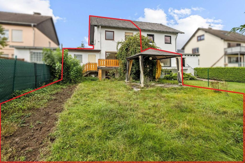 sonnige ebenerdige Gartenfläche hinter dem Haus 