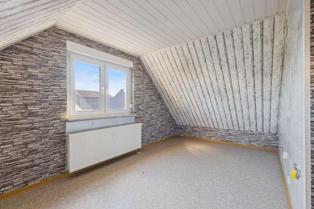 Zimmer vorne m. Küchenanschlüssen