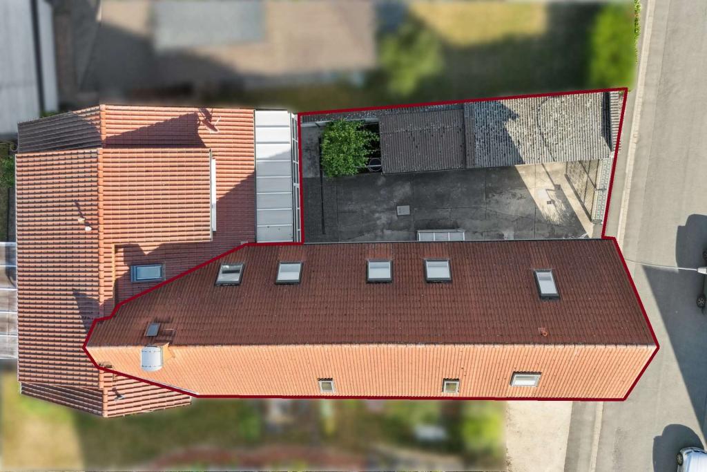 Vorderhaus mit in 1997 erneuertem Dach 