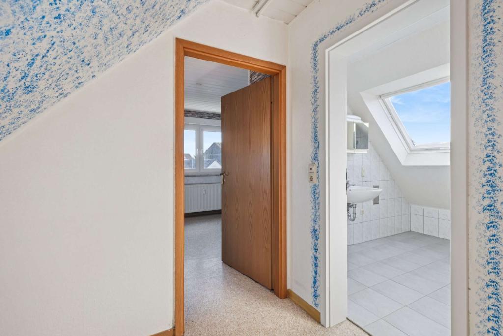 2.OG: Bereich vorne halbe Treppe Bad und Zimmer mit Küchenanschlüssen