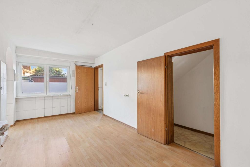 Küche im Erdgeschoss mit Speisekammer