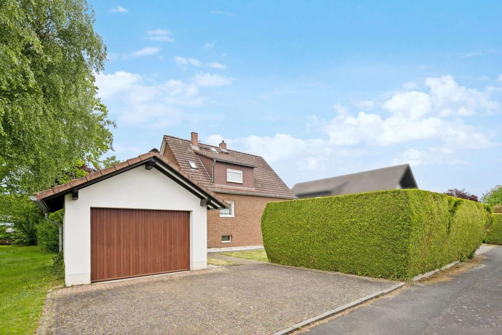 Separate Garage