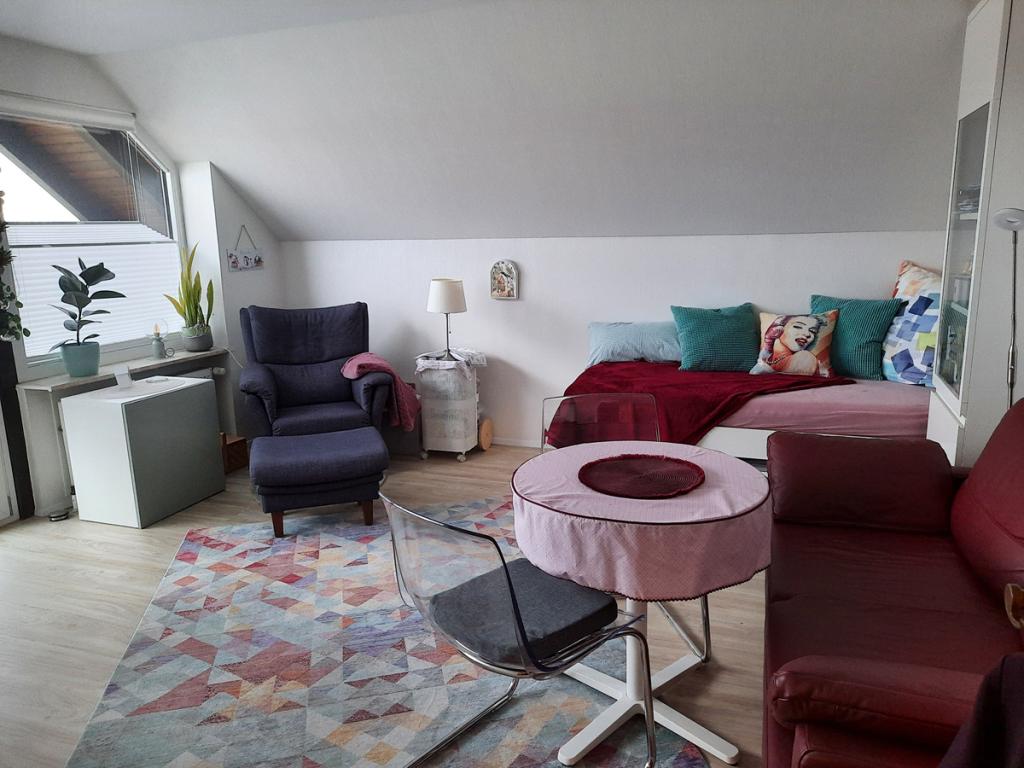 Attraktive 3-Zimmer Dachwohnung in ruhigen 3-Fam.Haus - Photo 1