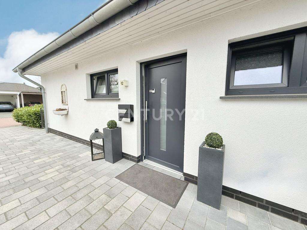 Hofauffahrt/ Carportstellplatz mit Schuppen